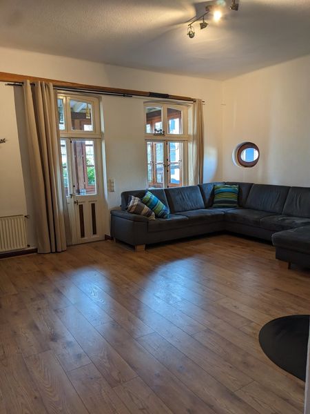 Große Altbauwohnung mit Küche, Wintergarten, Kamin